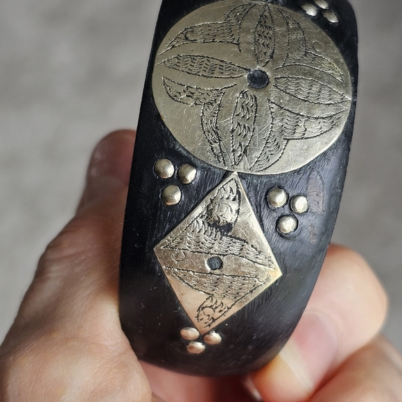 Hand carved bone bracelet with hand hammered etched silver on-lays Artis… - Picture 5 of 17